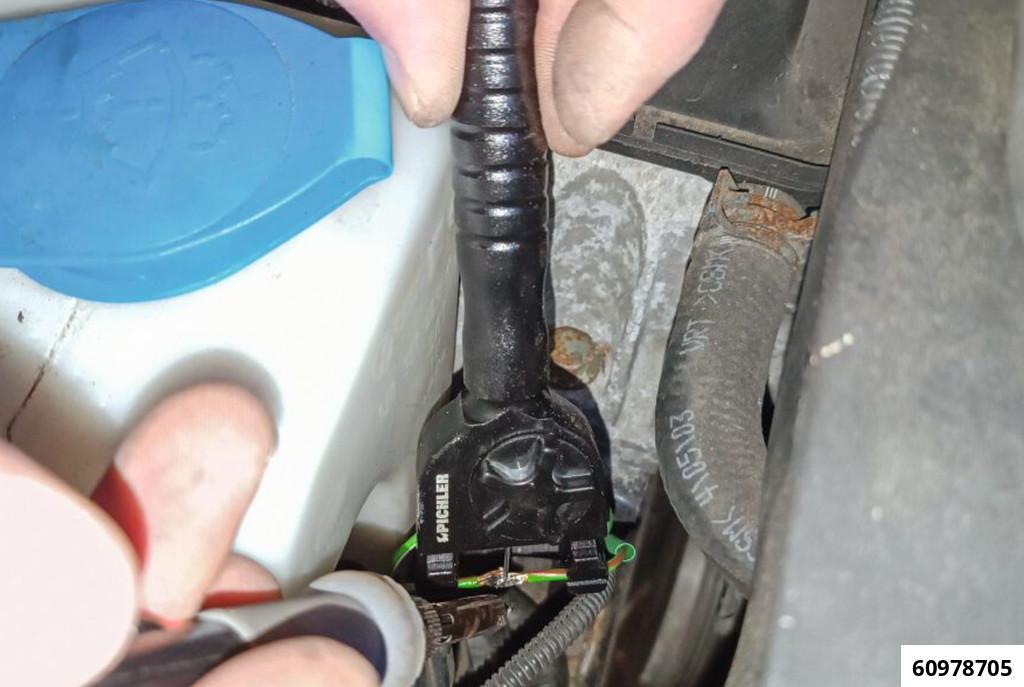 SOLDERING AID WITH INTEGRATED SOLDER FEED AND WIRE HOLDER - 4