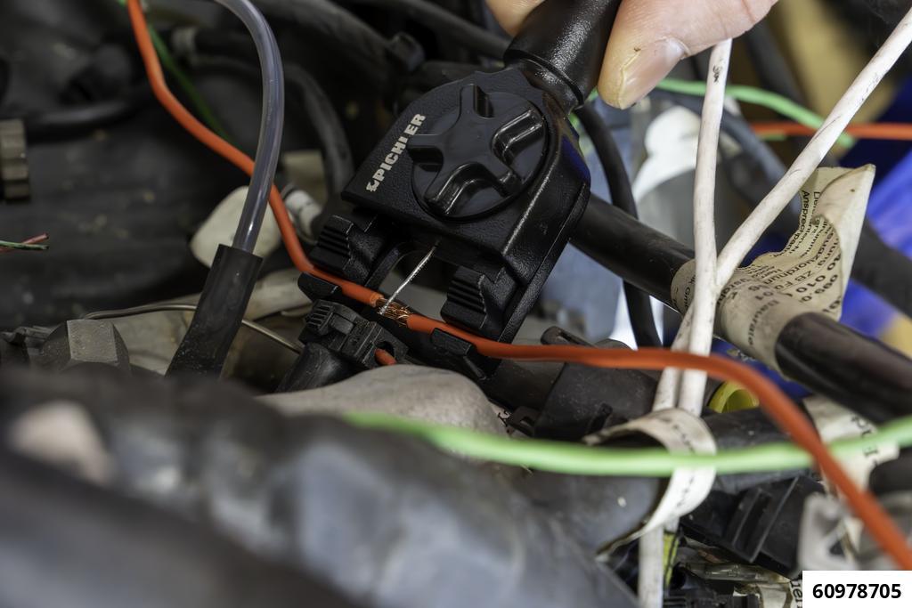 SOLDERING AID WITH INTEGRATED SOLDER FEED AND WIRE HOLDER - 6