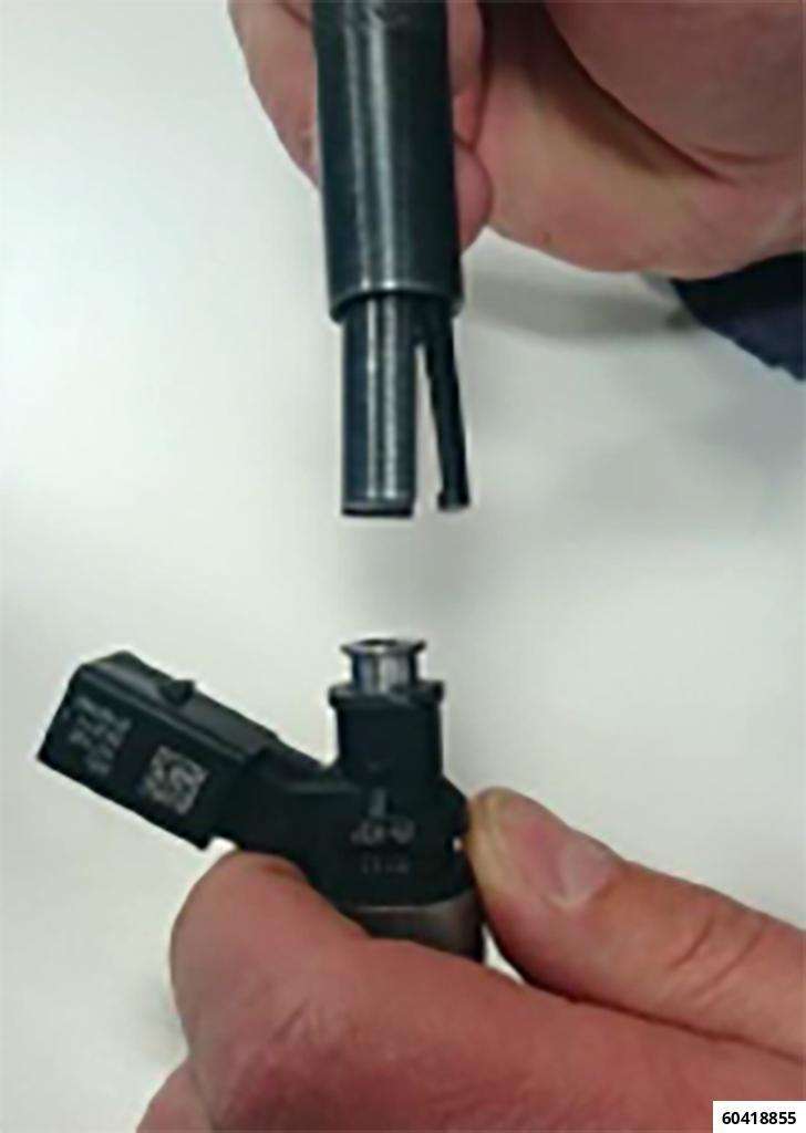 Universal extractor e.g. for petrol injector