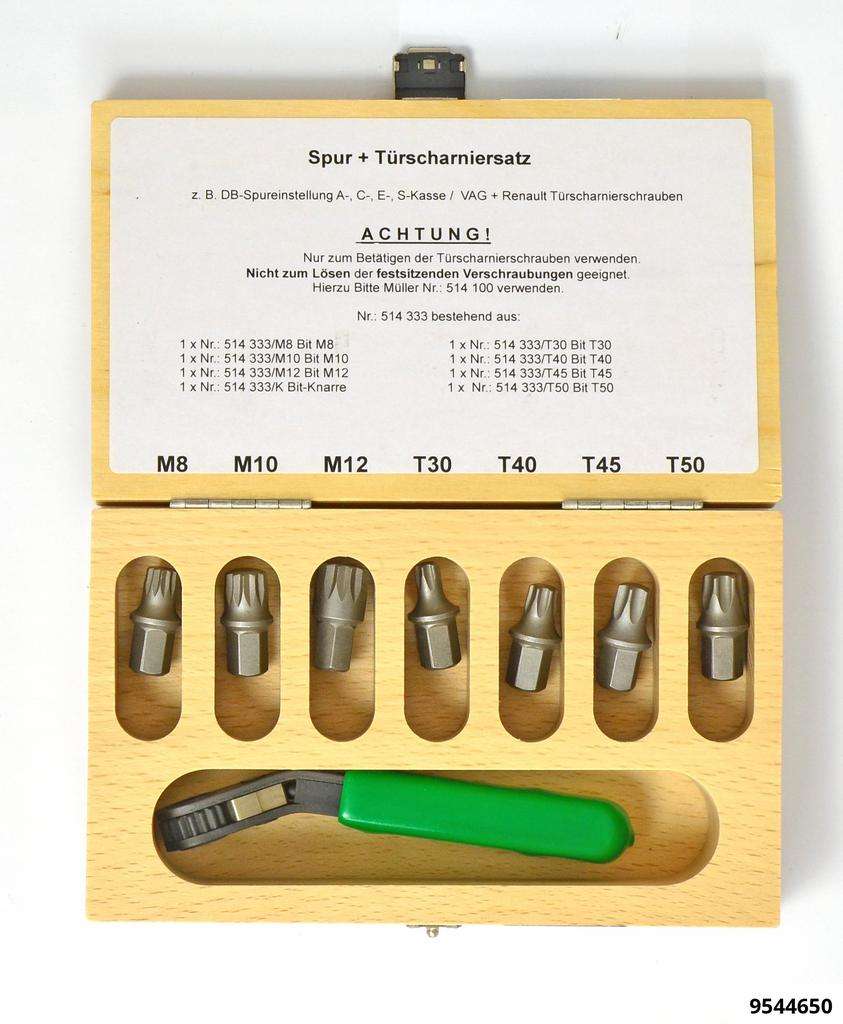 Bit Set with Ratchet in a Case