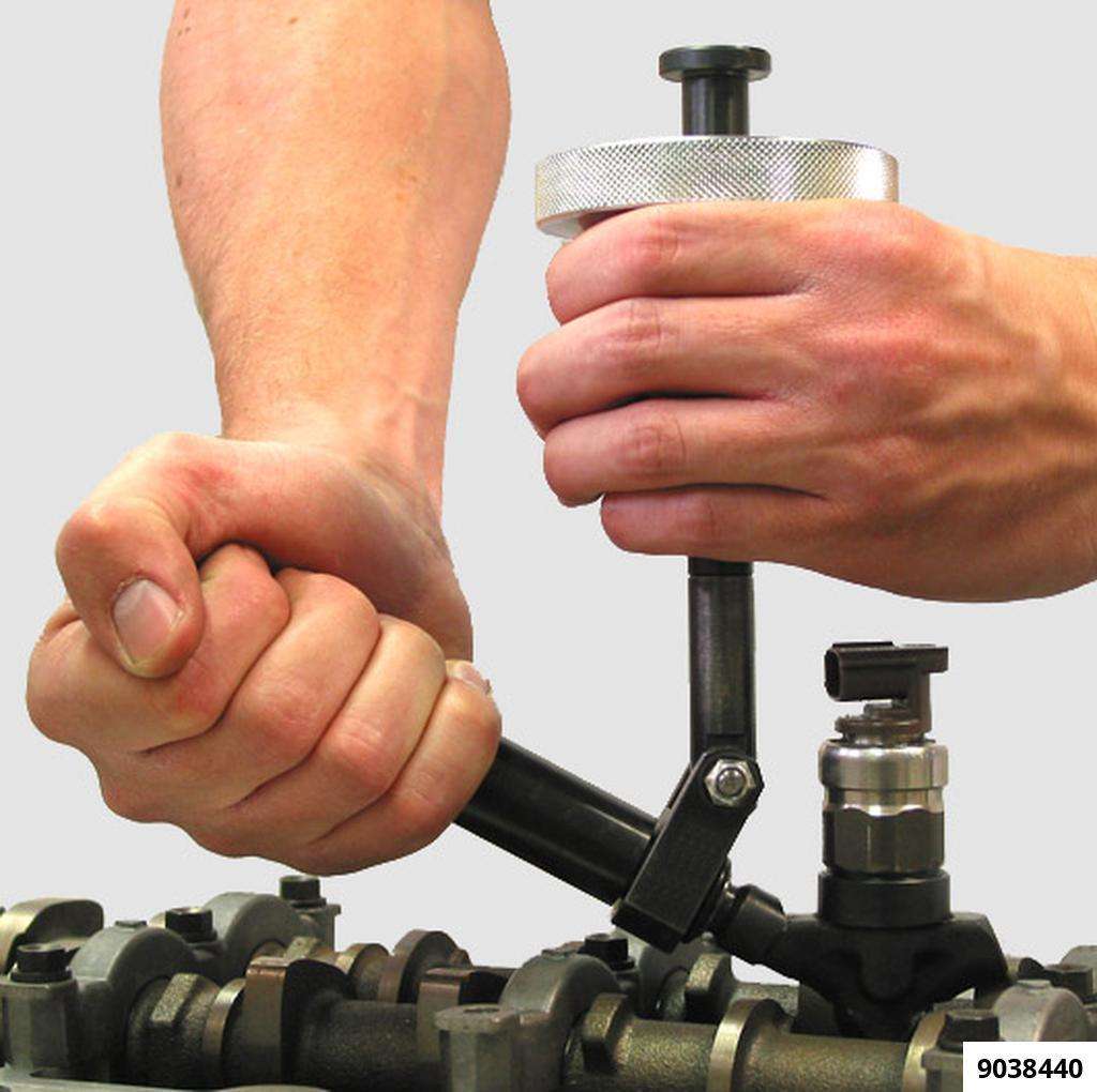 Zwischengelenk-Adapter zur Injektordemontage mit einem Löseknebel und Schlaghammer