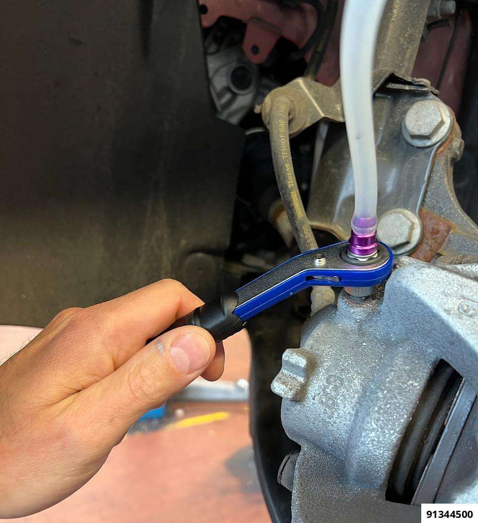 Brake bleeder socket sett 7 mm-12 mm 8-pcs.. with 13 mm ratchet ring spanner and integrated non-return valve
