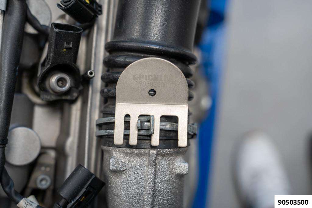 Hose clamp tool with magnet